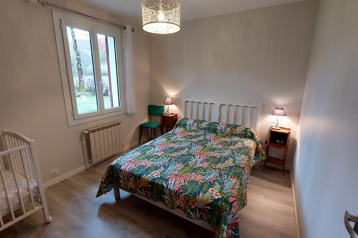 Chambre 2 : lit double + lit bébé