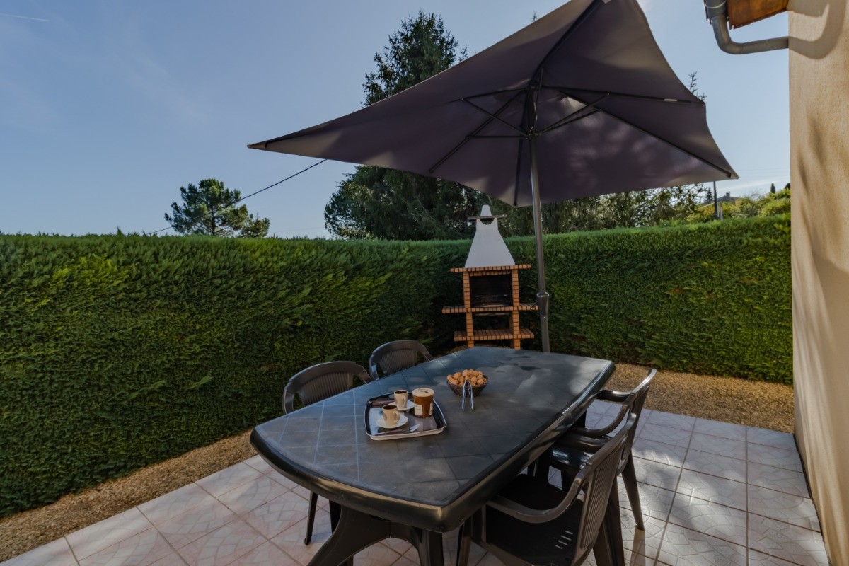 Terrasse avec salon de jardin Gîte La Villa Périgourdine 24200 SARLAT DORDOGNE