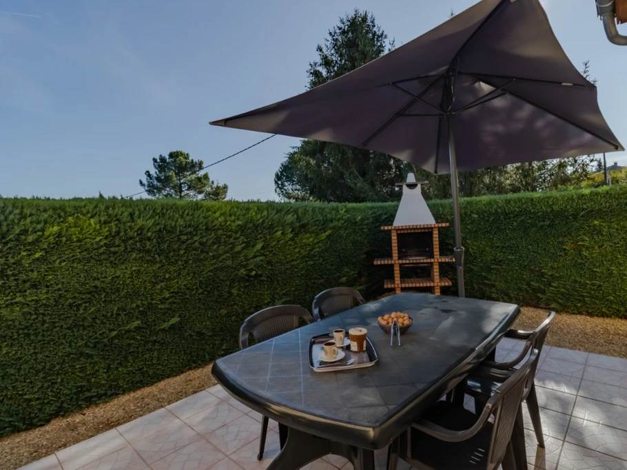 Terrasse avec salon de jardin Gîte La Villa Périgourdine 24200 SARLAT DORDOGNE