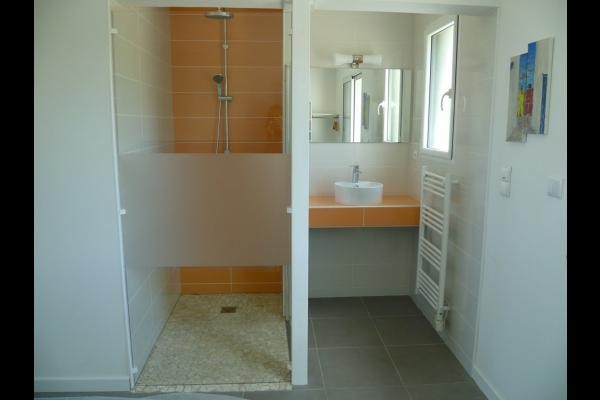 Salle d'eau privative au RDC