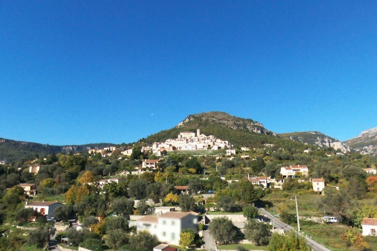 VILLA SITUEE A 800M A PIED DU CENTRE DU VILLAGE