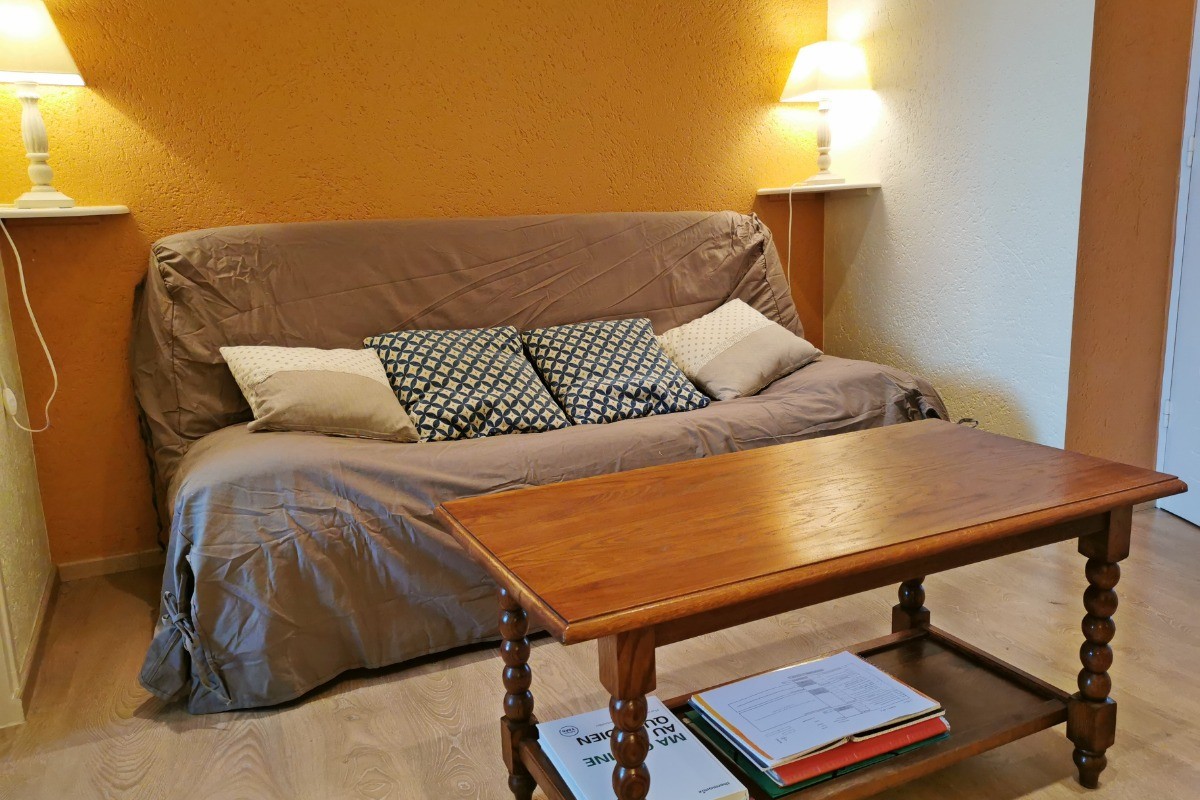 salon avec 1 couchage d'appoint pour 1 personne dans le clic-clac