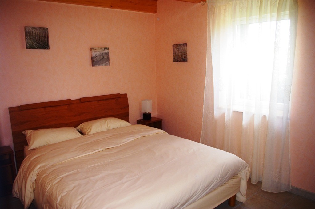 chambre à grand lit au rez de chaussée