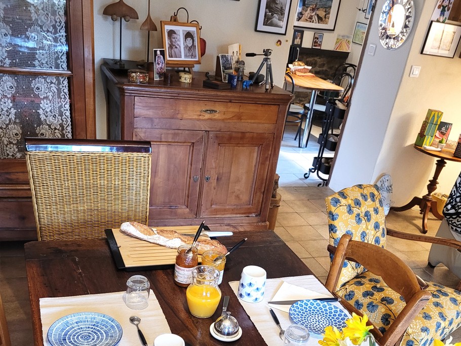 Petit déjeuner copieux avec des produits frais. Crêpes à la minute et confitures faites maison.  Evelyne est une ancienne crêpière !