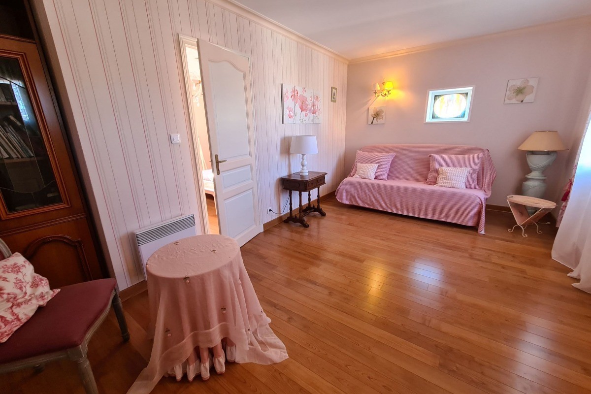 salon avec bibliothèque et canapé de La 1ere SUITE