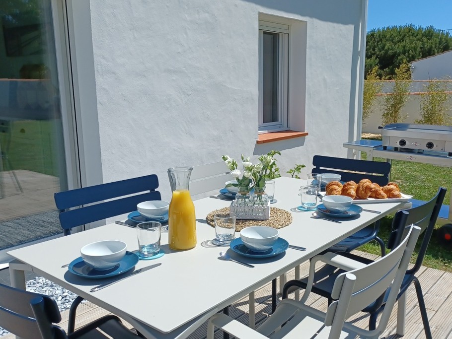 Terrasse avec salon de jardin