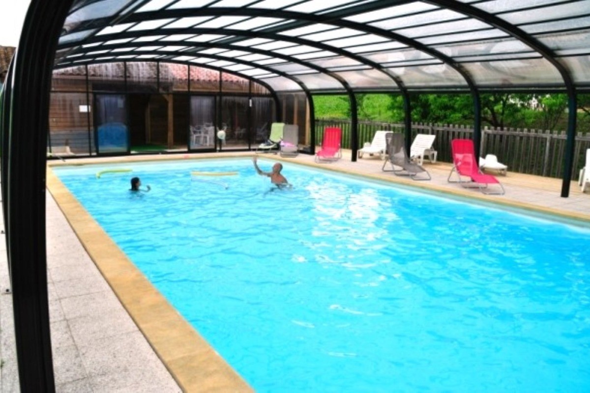 Piscine couverte CHALET MILLEPERTUIS Gîte Chez Christiane et Yves 24 Aubas
