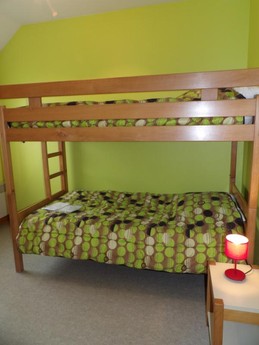 chambre avec deux lits superposés