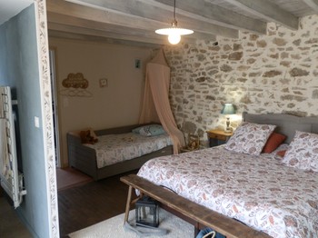 chambre familiale 1 lit 160/ 200 + 2 lits 90/ 200 dont 1 lit tiroir.