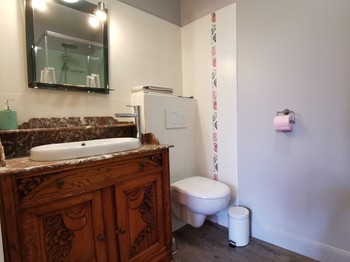 Salle d'eau et wc communicants et privatifs à la chambre