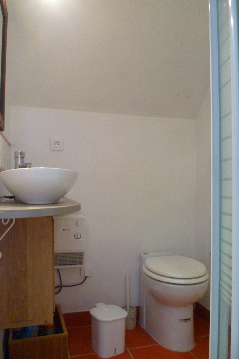 salle d'eau avec douche et WC