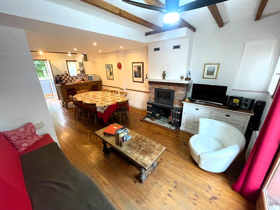 Pièce de vie ouverte sur cuisine