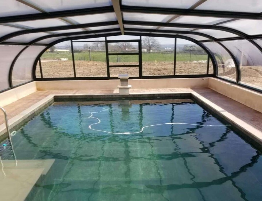 La piscine couverte et chauffée