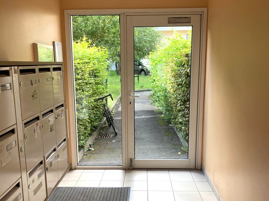 Hall d'entrée du bâtiment, dans une résidence récemment construite. L'appartement se trouve au 2e étage (sans ascenseur).