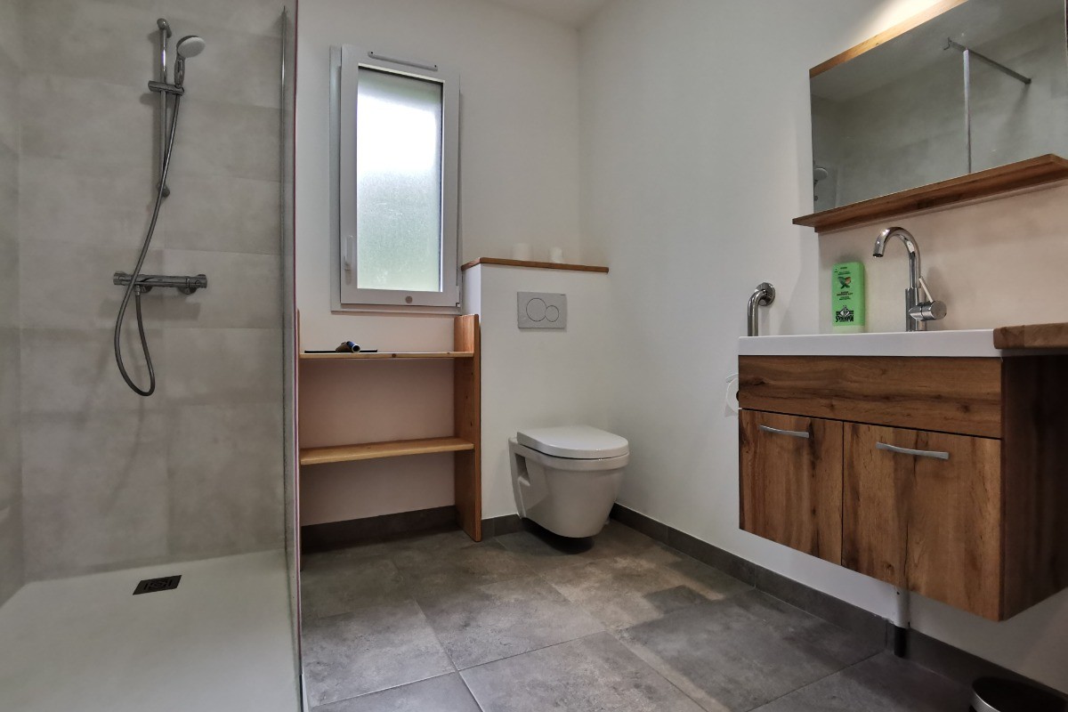 Salle d'eau avec WC
