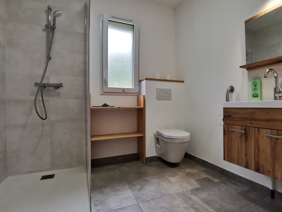 Salle d'eau avec WC