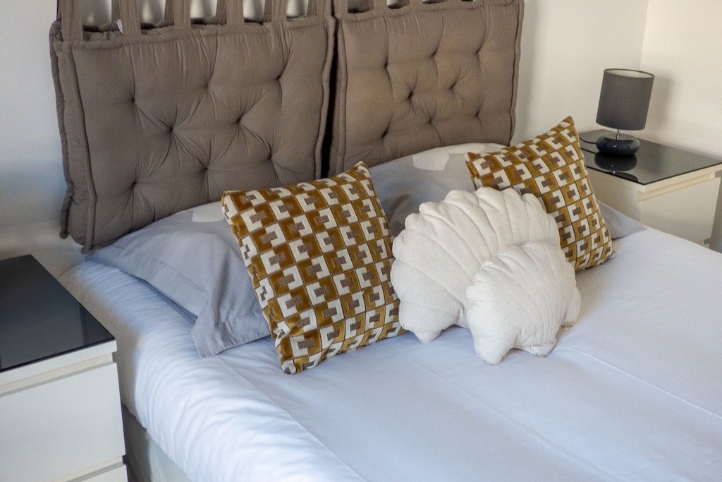 Chambre pour 2 personnes (literie de qualité hôtelière en 160 cm). Linges fournis.