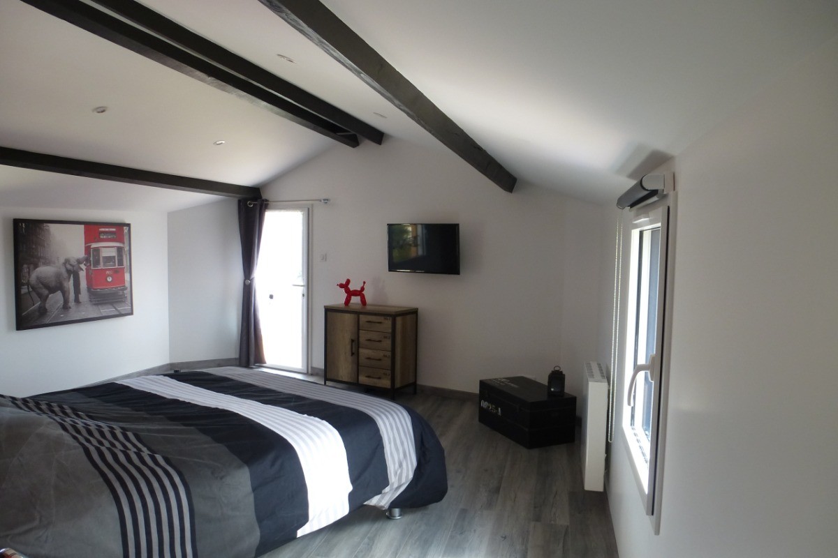 Red bedroom with Queen-size bed (160), wardrobe and TV.