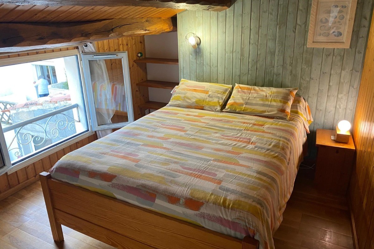 Chambre à l'étage avec un lit en 140