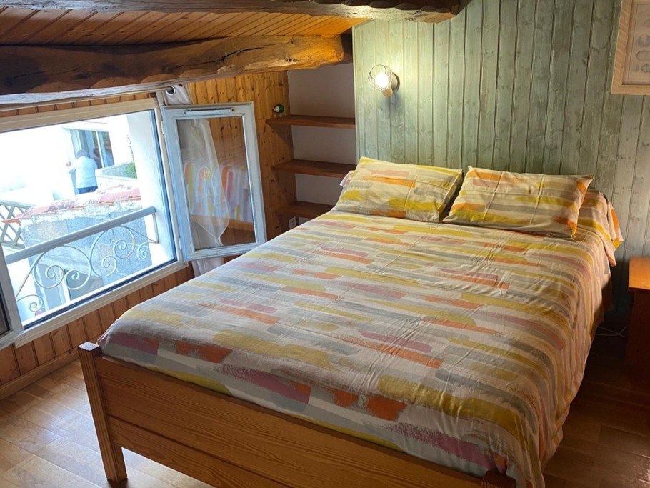 Chambre à l'étage avec un lit en 140