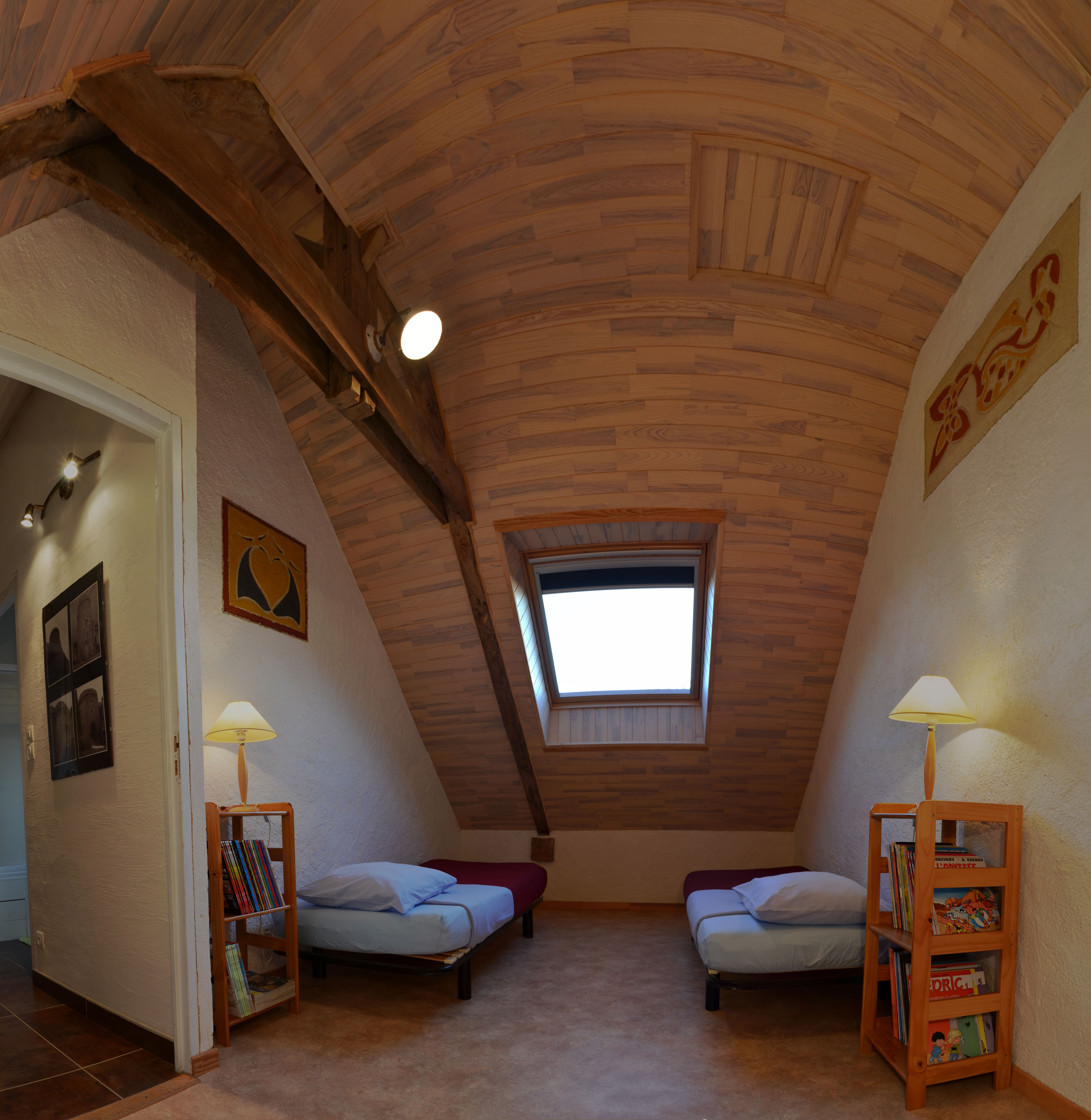 Chambre à l'étage avec 2 lit 80 cm ou un lit 160 cm cm et rangements. Belle hauteur sous plafond.