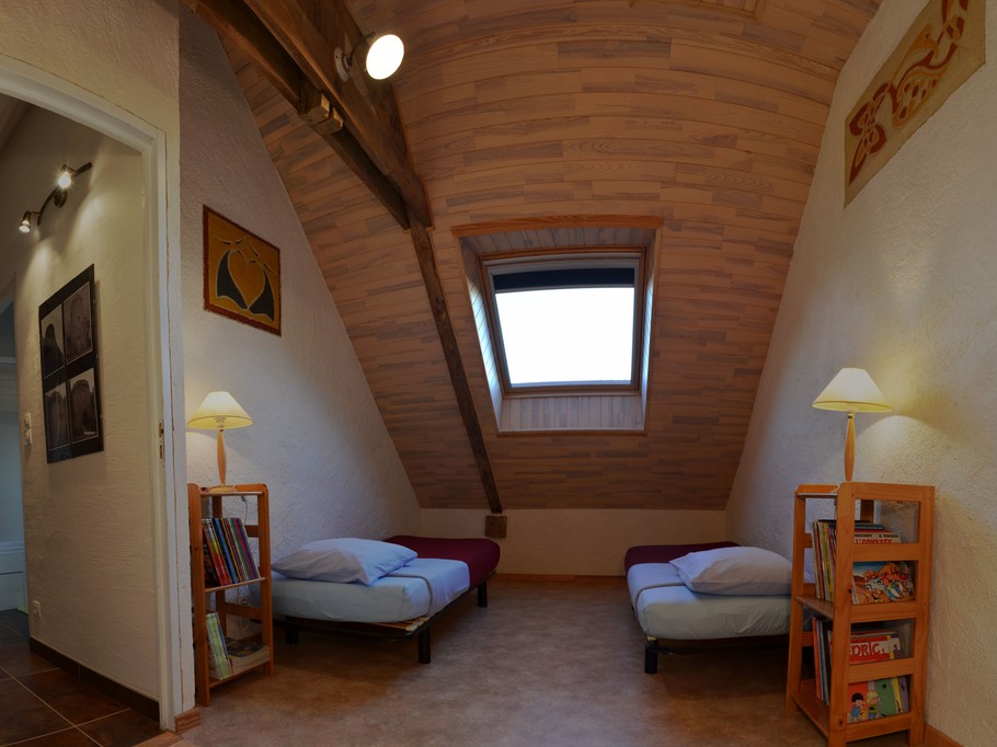 Chambre à l'étage avec 2 lit 80 cm ou un lit 160 cm cm et rangements. Belle hauteur sous plafond.