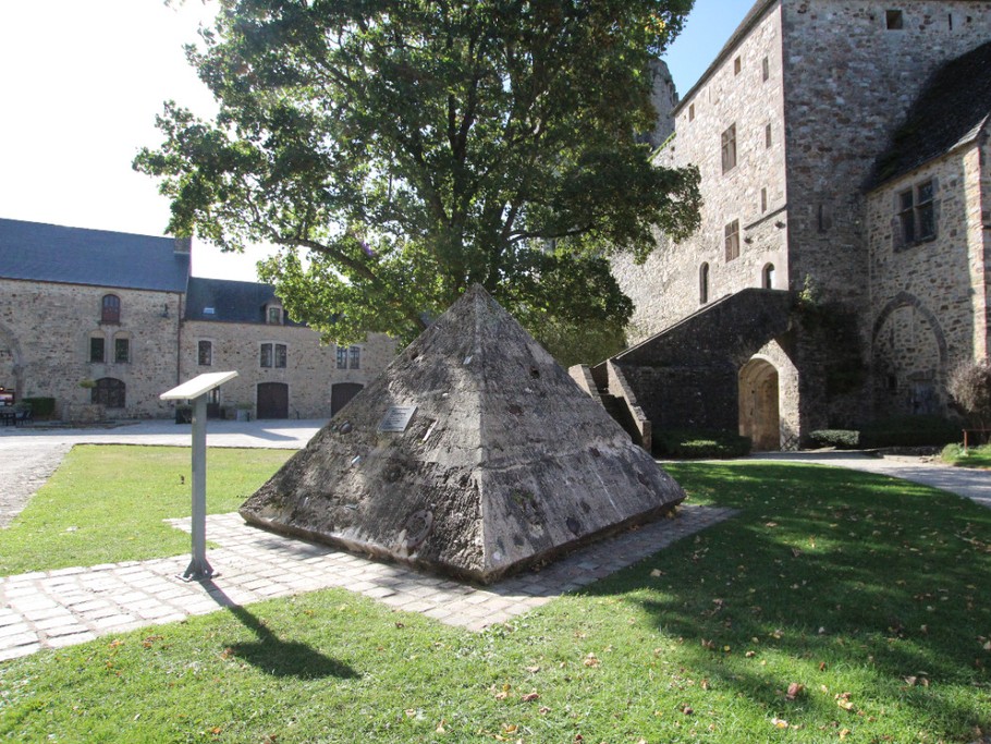 Bricquebec_Pyramide mémoire Morabito