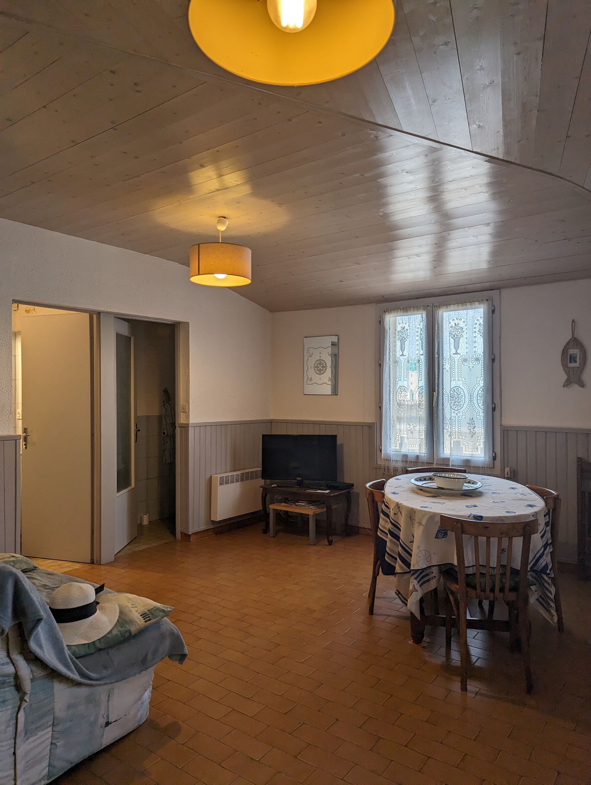 Living room with fitted kitchen in the Angle house in La Flotte en Ré