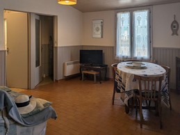 Piece de vie avec le coin cuisine aménagée de la maison de l'Angle à La Flotte en Ré