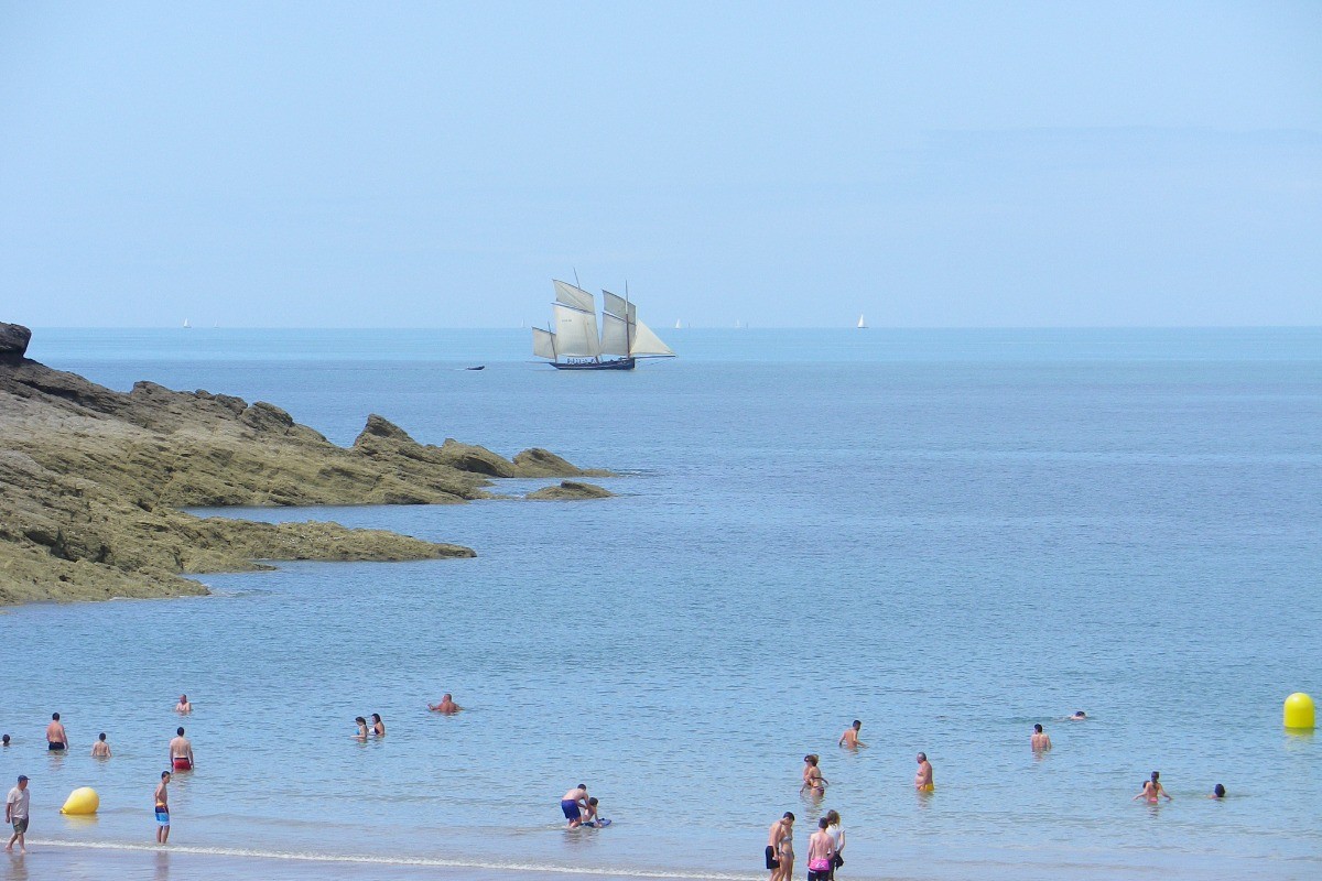 Ancien grément La Bisquine, vue de la plage du Verger à Cancale. 
Crédits photos  : ADT COCHERIE-Angelique