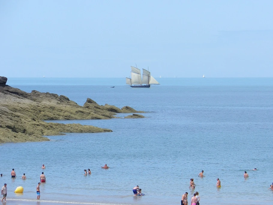 Ancien grément La Bisquine, vue de la plage du Verger à Cancale. 
Crédits photos  : ADT COCHERIE-Angelique