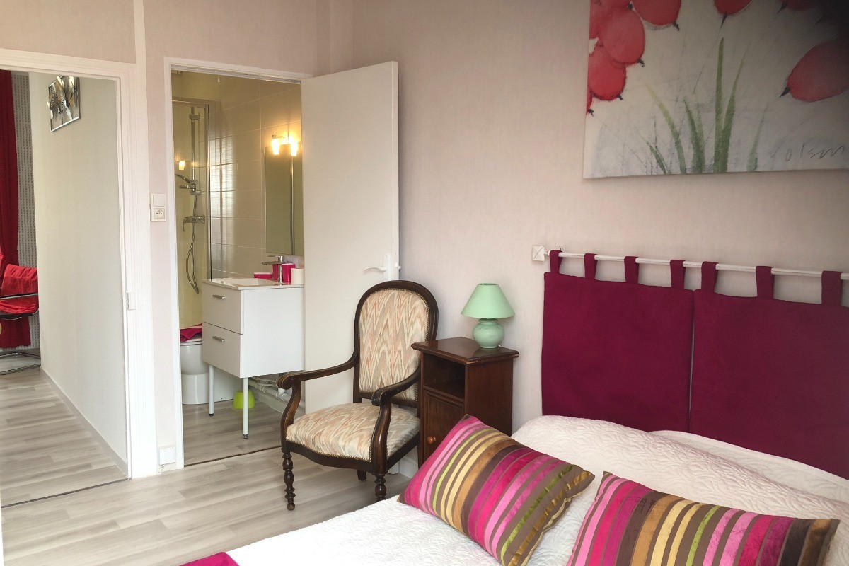 La chambre est spacieuse et un fauteuil permet des instants de lecture