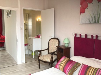 La chambre est spacieuse et un fauteuil permet des instants de lecture