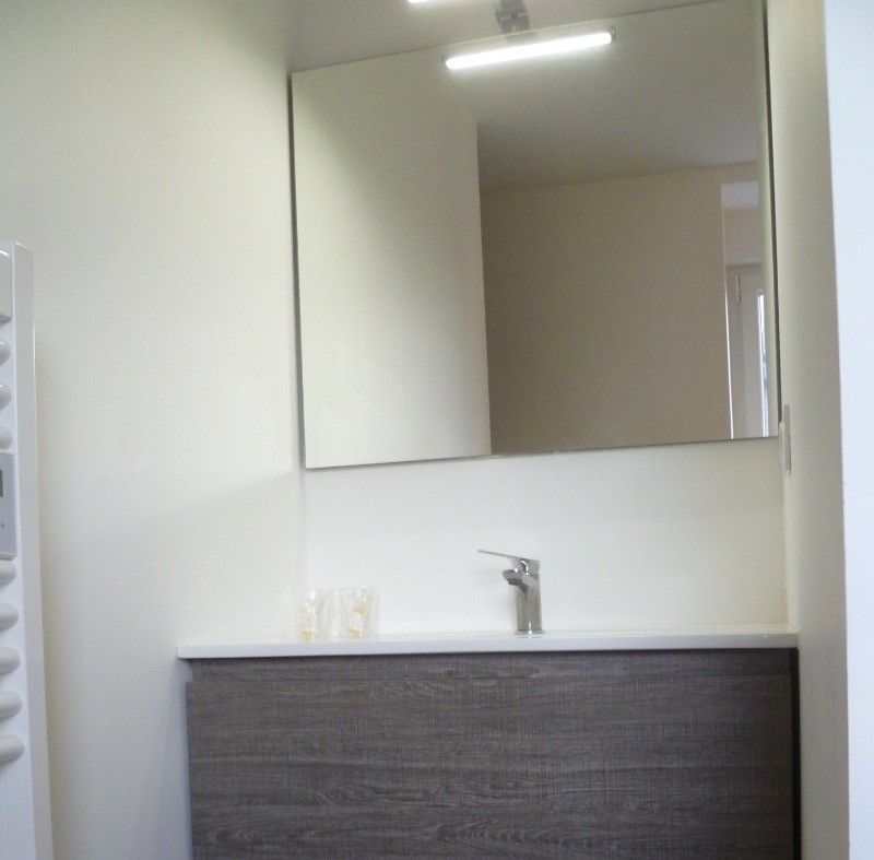 Chambre n°4 - salle d'eau privative et communicante et WC indépendant et fermé
