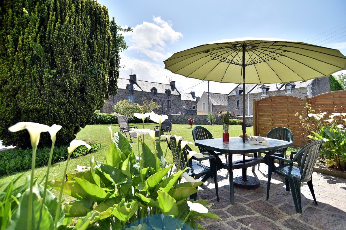 Grand extérieur clôturé er fleuri avec mobilier de jardin