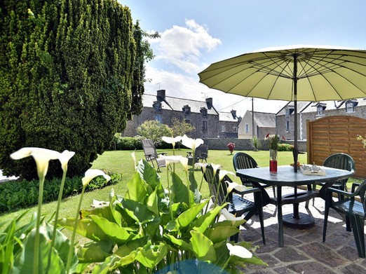 Grand extérieur clôturé er fleuri avec mobilier de jardin