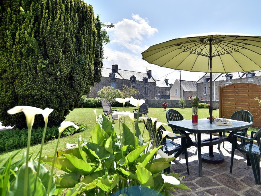 Grand extérieur clôturé er fleuri avec mobilier de jardin