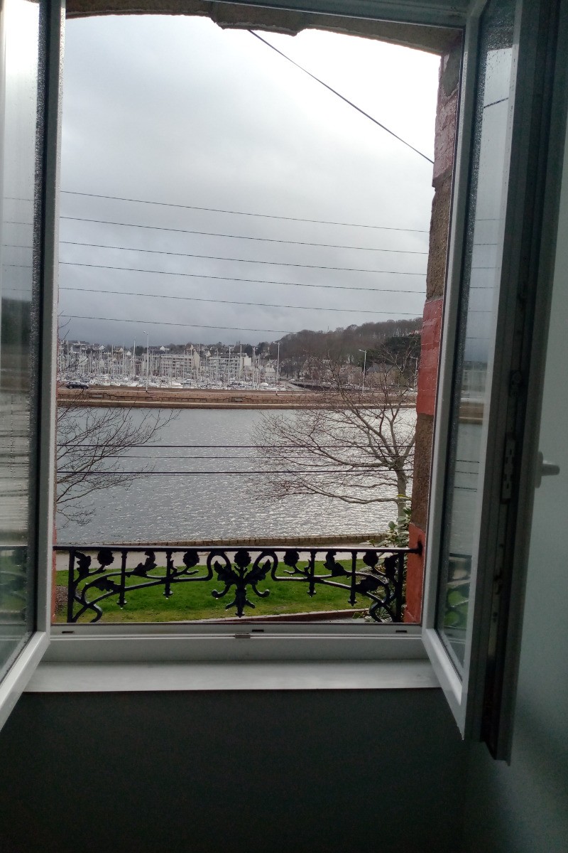 Vue lac et port depuis la salle de bain