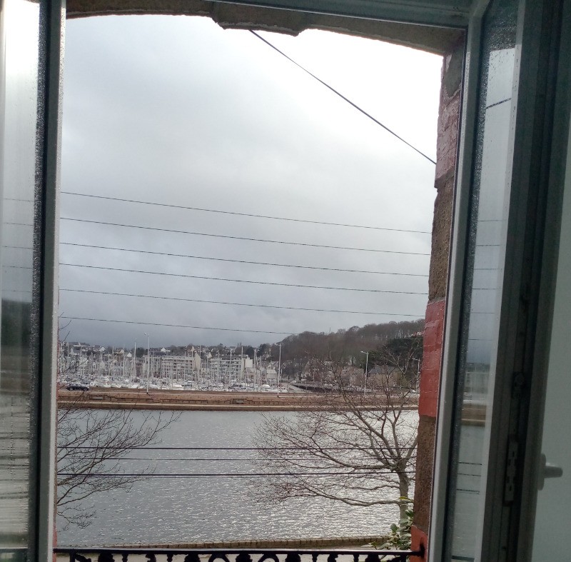 Vue lac et port depuis la salle de bain