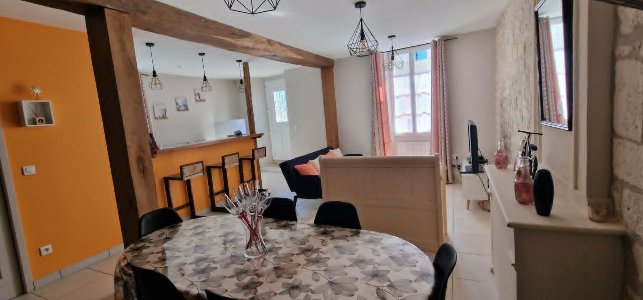 The 30 m² living room with fitted kitchen, lounge and dining area at Logis de La Passerelle in Port d'Envaux, Charente maritime.
