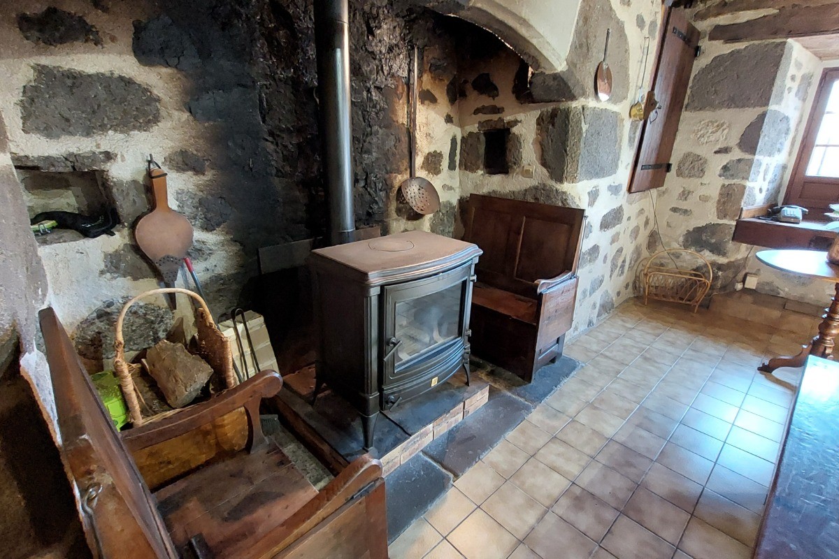 Profitez du poêle à bois dans le salon