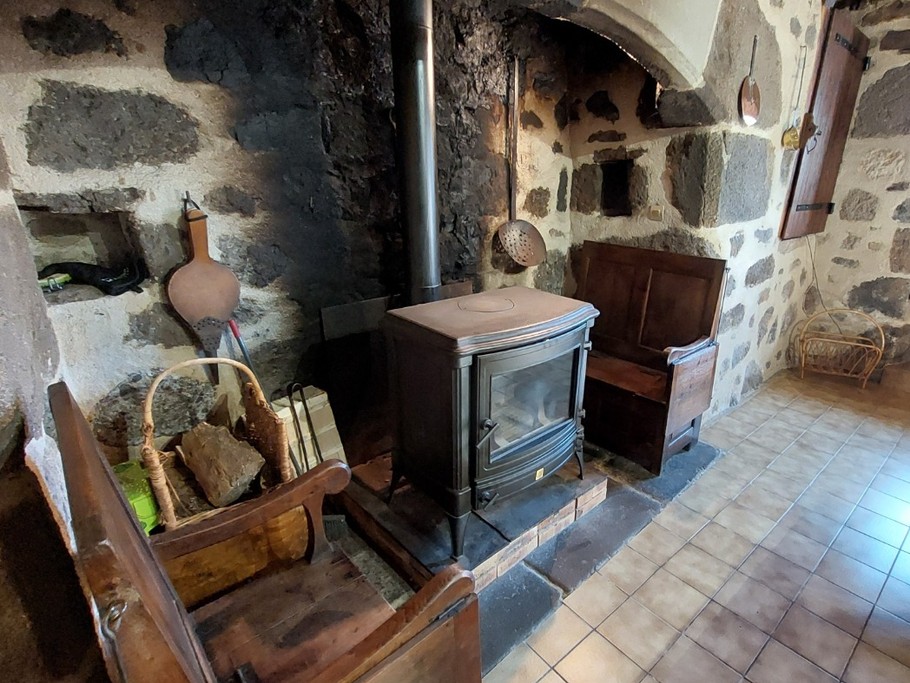 Profitez du poêle à bois dans le salon