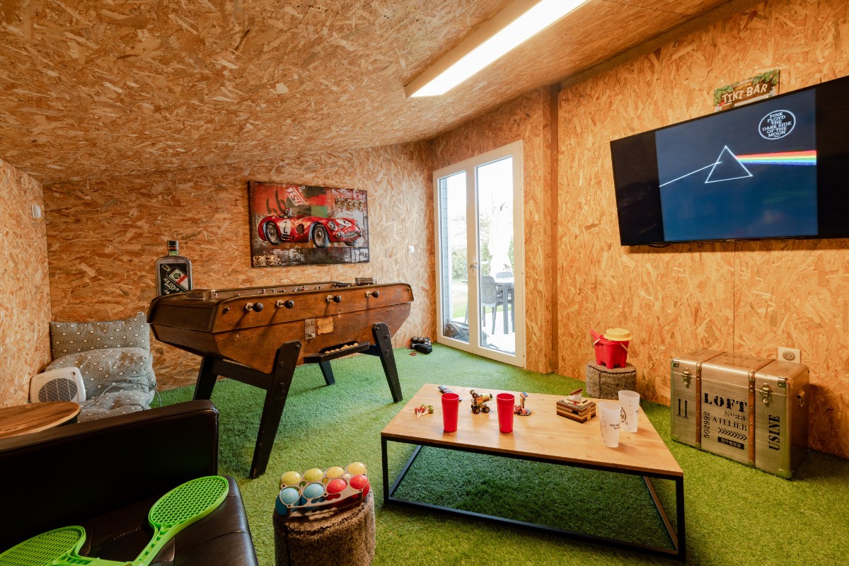 Salle de Jeux donnant sur la terrasse , Tv connecté 140cm, baby foot, flechette connecté, boules de pétanque a disposition, raquettes ping pong, jeux enfants : KAPLA, bricolage, dinette, jeux de société ....