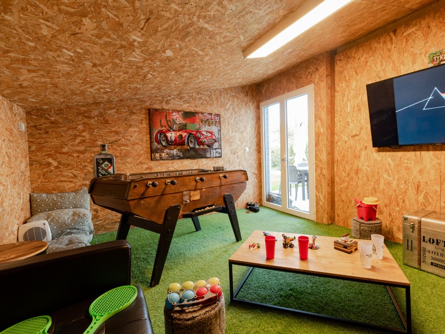 Salle de Jeux donnant sur la terrasse , Tv connecté 140cm, baby foot, flechette connecté, boules de pétanque a disposition, raquettes ping pong, jeux enfants : KAPLA, bricolage, dinette, jeux de société ....
