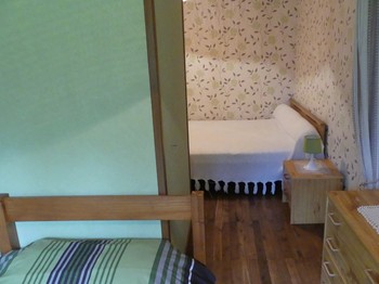 Chambre:  3 pers  lit140+ lit90