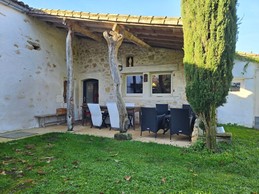 Terrasse abritée côté cuisine de la chambre d'hôtes à Montpellier de Médillan en Charente maritime