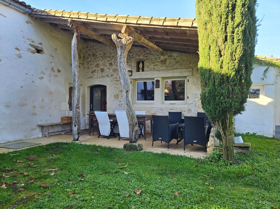 Terrasse abritée côté cuisine de la chambre d'hôtes à Montpellier de Médillan en Charente maritime