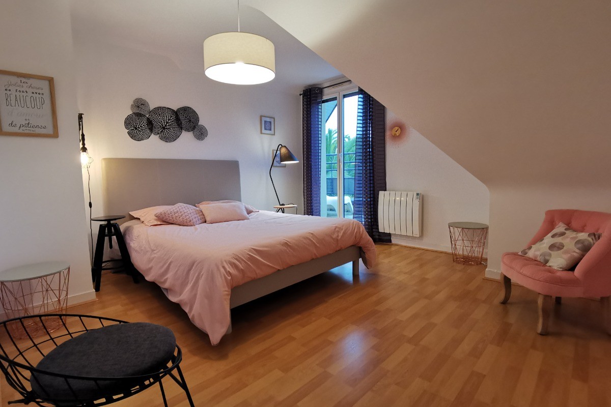 Etage: Chambre 2 avec lit 160 et accès balcon