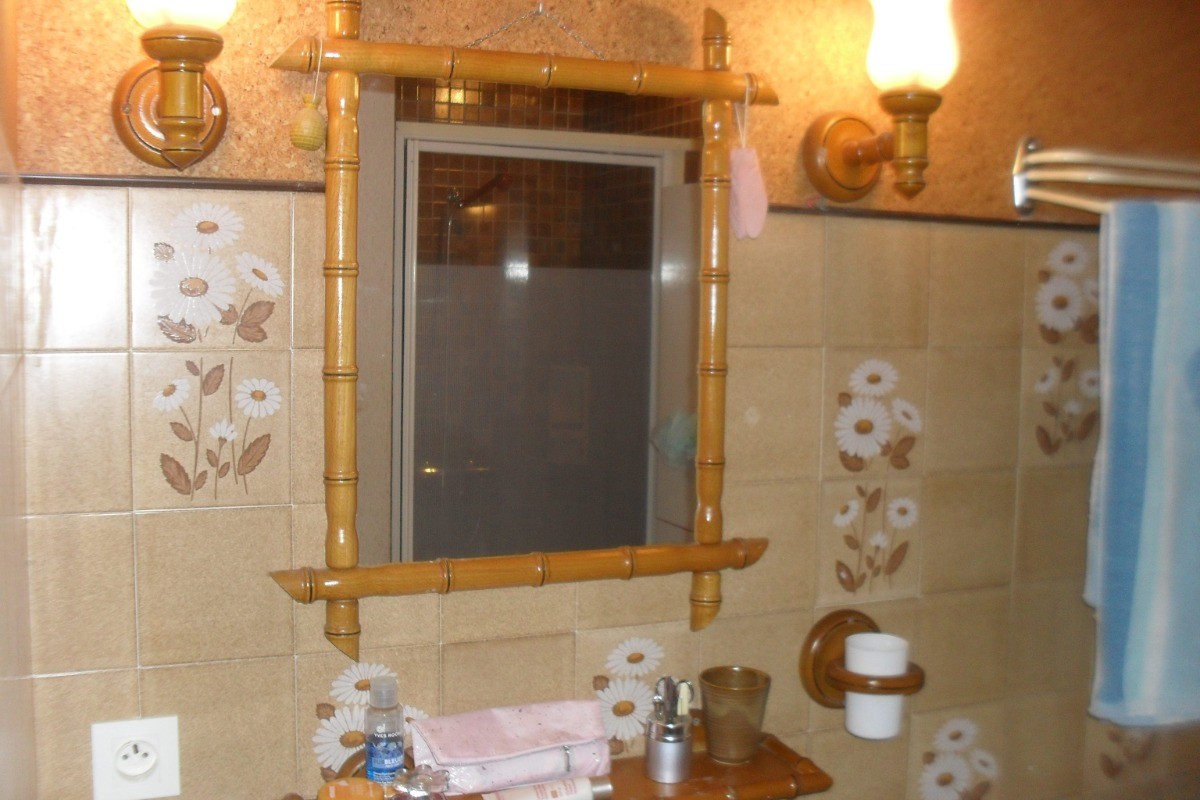 salle d'eau avec lavabo sur meuble et douche
