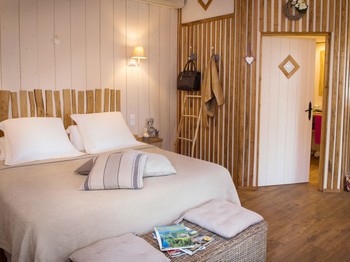 Lit King Size La Cabane Epicéa Le Lion d'Or Mauzac et Grand Castang 24150 Dordogne Clévacances